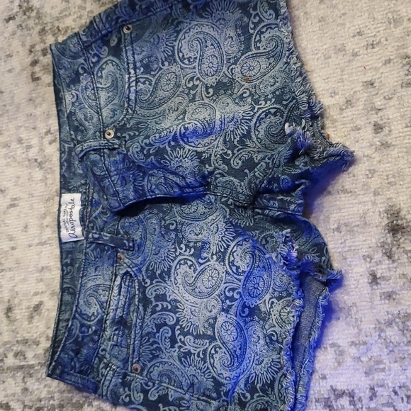 AEROPOSTALE dark jean shorts with designs. Size 0 - Picture 1 of 1